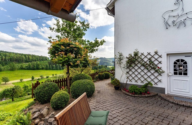 Apartamento 'Sauerlandblick' con vistas a la montaña, terraza privada y Wi-Fi