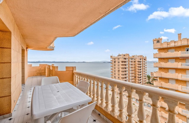 Apartamento 'Castillo De Mar F2 Torre Sur 10a' con vistas al mar, piscina compartida y Wi-Fi