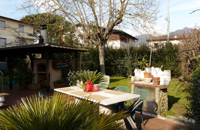 cómodo apartamento con jardín y terraza