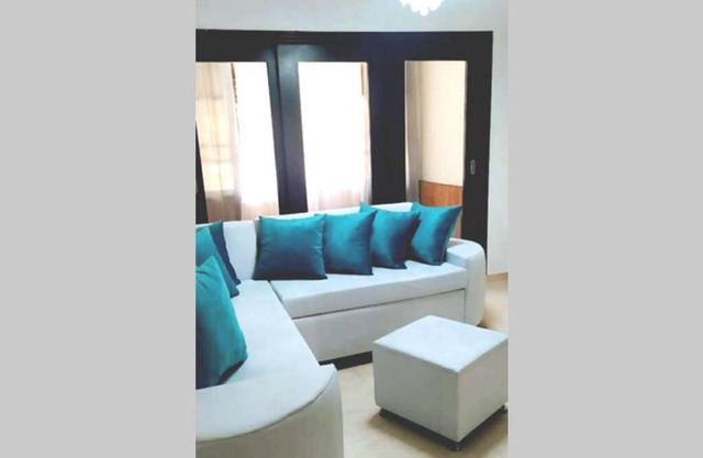 Apartment 3 bed, 2bath, and 2 free parking.