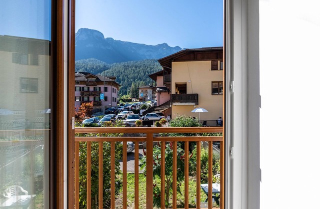 Apartamento "Al Sasso Rosso" con vistas a la montaña y balcón
