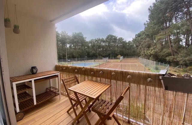 Apartamento 'Appartement Au Parc De La Grange' con piscina compartida y balcón