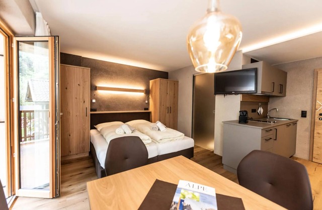 Apartamento "Bergfrieden 2 A" con vistas a la montaña, piscina, Wi-Fi, terraza y jardín