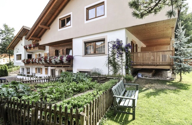 Apartamento "Bergfrieden 2 B" con vistas a la montaña, piscina, Wi-Fi, terraza y jardín