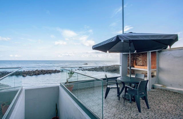 Apartamento 'Beach Front Flat' con vistas al mar, terraza privada y Wi-Fi