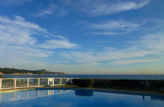 T2 frente al mar, aire acondicionado, wi-fi, estacionamiento, piscina, acceso directo a la playa