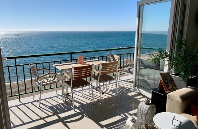 Apartamento 'Beachfront In Fuengirola' con vistas al mar, Wi-Fi y aire acondicionado.