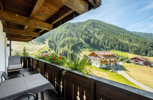 Apartamento 'Bergkristall 1' con vistas a la montaña, jardín compartido y Wi-Fi