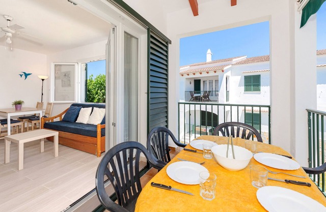 Apartamento 'Biniforcat' con vistas a la montaña, piscina compartida y terraza privada