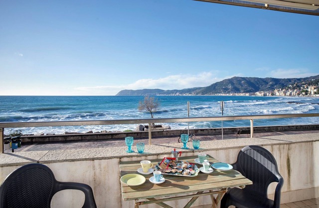 Apartamento 'Cadorna Fronte Mare' con vistas al mar, Wi-Fi y aire acondicionado