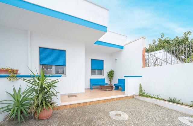 Apartamento 'Casa Relax San Foca' con terraza privada, jardín privado y aire acondicionado.