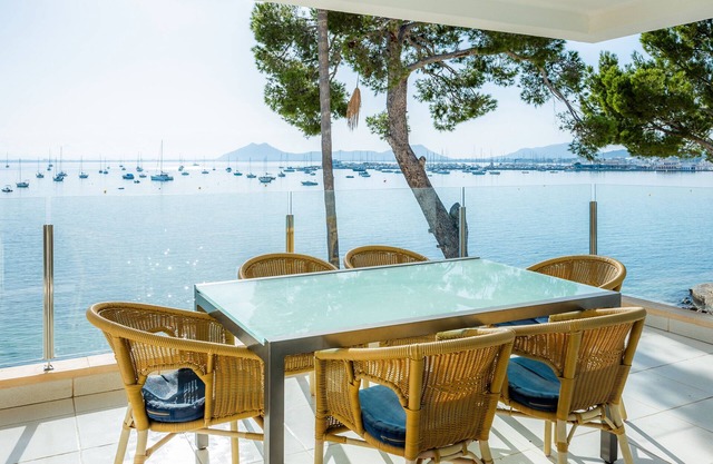 Apartamento Catalina 3B- tres dormitorios con vista al mar, A/C, Wi-Fi y terraza