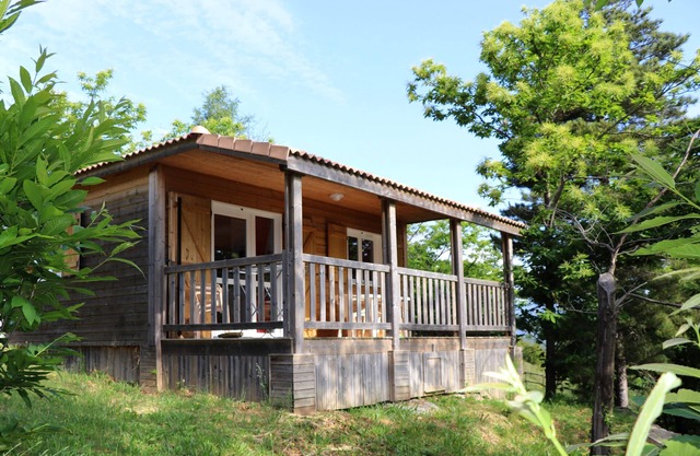 Apartamento 'Cindy - Mas Lachamp' con vistas a la montaña, piscina compartida y aire acondicionado.