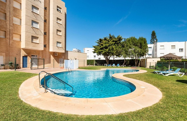 Apartamento 'El Buen Sol' con vistas al mar, piscina compartida y Wi-Fi