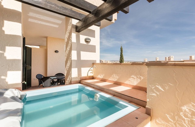 Apartamento 'El Oasis Martinica 4 2 B' con vistas a la montaña, Wi-Fi y aire acondicionado.