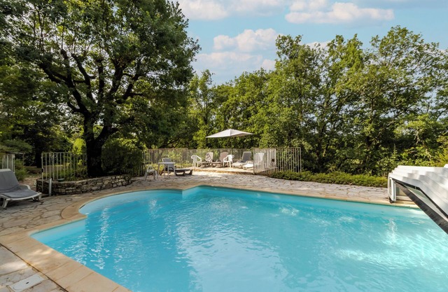 Estudio con encanto en Dordoña con piscina compartida y vistas panorámicas