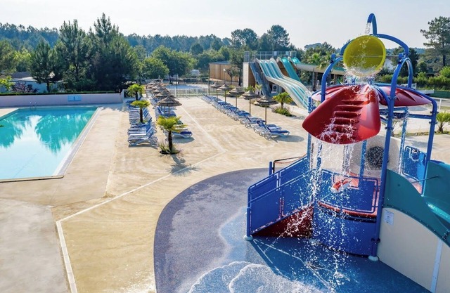 Apartamento '2 Chambres Avec Clim' con piscina compartida, terraza privada y aire acondicionado