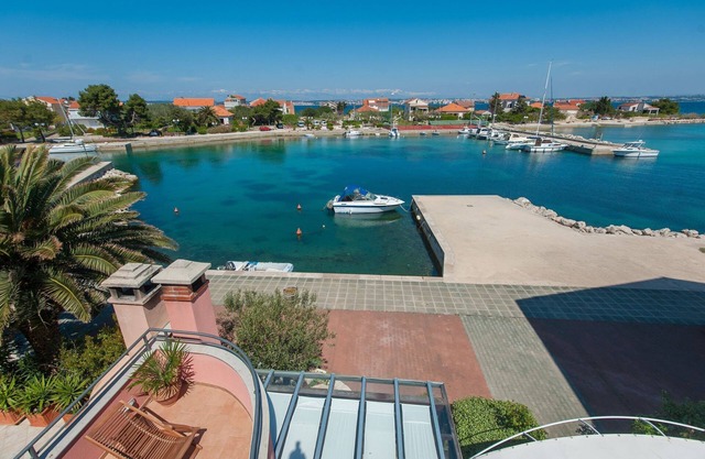 Apartments Ivan (104411-A2) - Poljana - island Ugljan