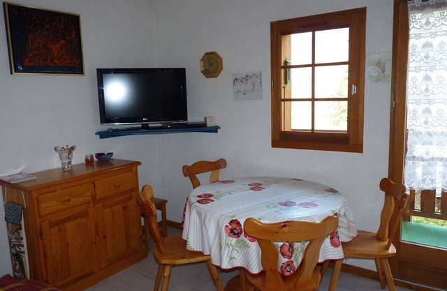 Apartamento en chalet tranquilo con vistas abiertas a la montaña