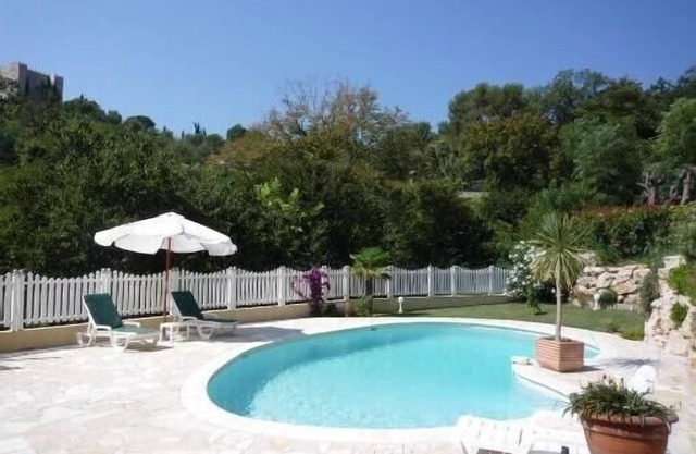 Apartamento en hermosa casa nueva con piscina