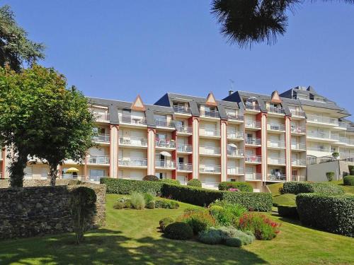 Apartment in St Quay near Seven Beaches