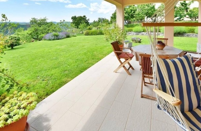 Apartamento en Roč con Terraza, Acondicionador, WIFI, Lavadora (4194-1)