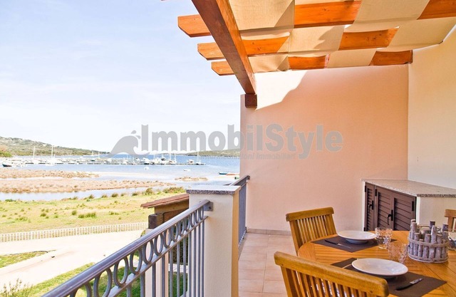 Apartamento con terraza y vistas al mar.