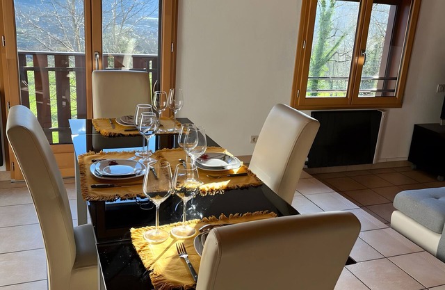 Apartamento 'Joli T3 À La Montagne' con vistas a la montaña, jardín compartido y balcón