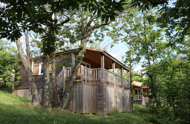 Apartamento 'Kevin- Mas Lachamp' con vistas a la montaña, piscina compartida y aire acondicionado.