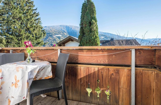 Apartamento "Klementhof Nr 4" con vistas a la montaña, piscina, Wi-Fi, balcón y jardín