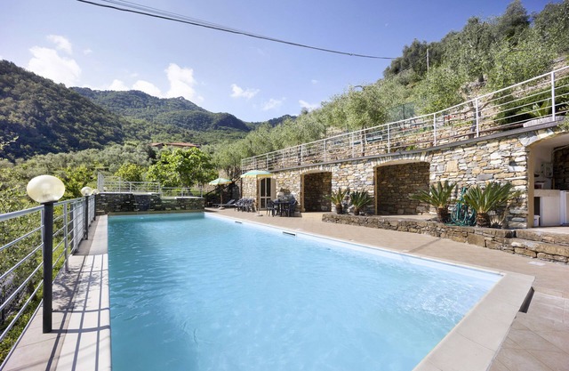 Apartamento 'La Cicala 5' con piscina compartida, terraza privada y jardín compartido