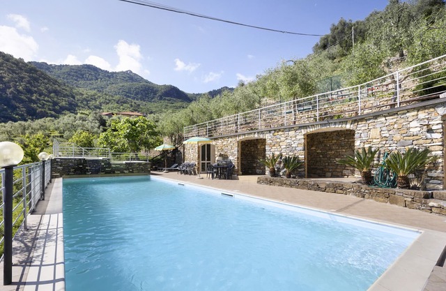 Apartamento 'La Cicala 2' con piscina compartida, terraza privada y jardín compartido