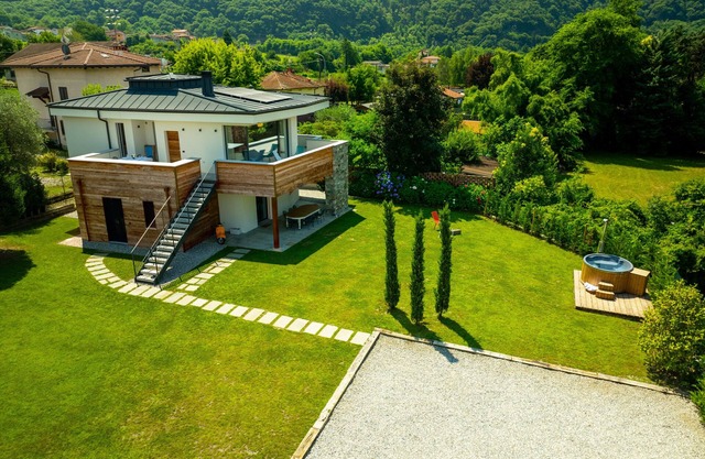 Apartamento 'La Villa del Lago in Giardino' con vistas al mar, Wi-Fi y aire acondicionado