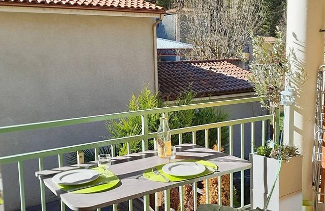 Apartamento 'Le Dignois' con piscina compartida y balcón