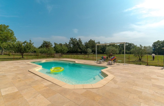 Apartamento 'Le Pas Des Lanciers' con piscina compartida, terraza privada y jardín privado