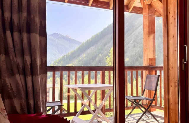 Apartamento 'Les Granges - Vista Panorámica' con vistas a las montañas, piscina compartida y balcón