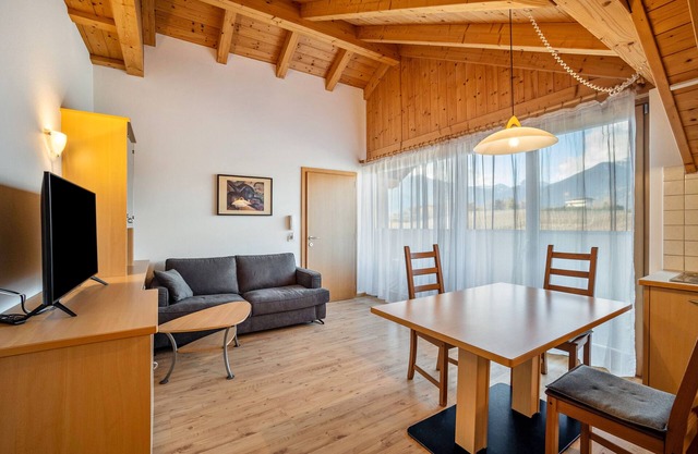Apartamento 'Linder 21' con vistas a la montaña, piscina compartida y Wi-Fi