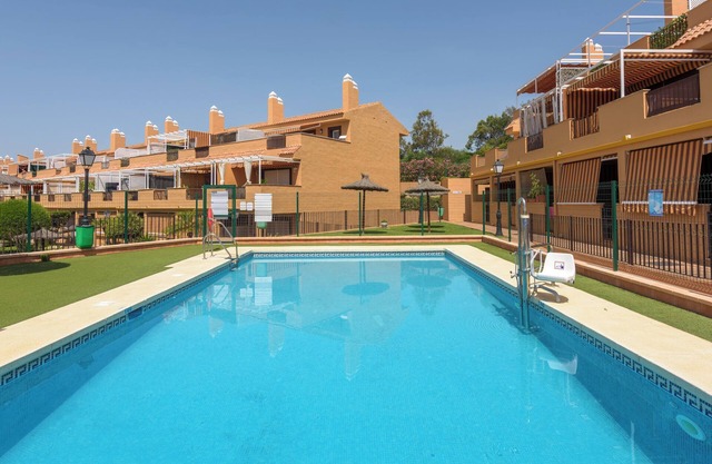 Apartamento 'Marina 122' con piscina compartida, Wi-Fi y aire acondicionado