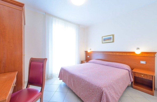 APARTAMENTO DE DOS HABITACIONES N. 4, CON GRAN VISTA AL MAR BALCÓN, AIRE ACONDICIONADO Y PARQUE
