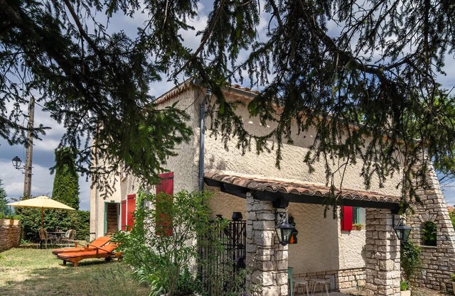 First floor apartment, short walk to village