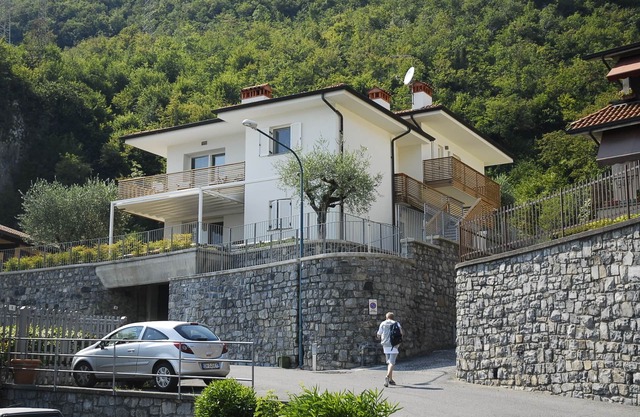 Casa con vista al lago y al borde del bosque en la colina Lovere