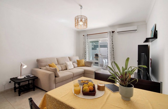 Apartamento 'Rosas No Lagar' con terraza privada, Wi-Fi y aire acondicionado
