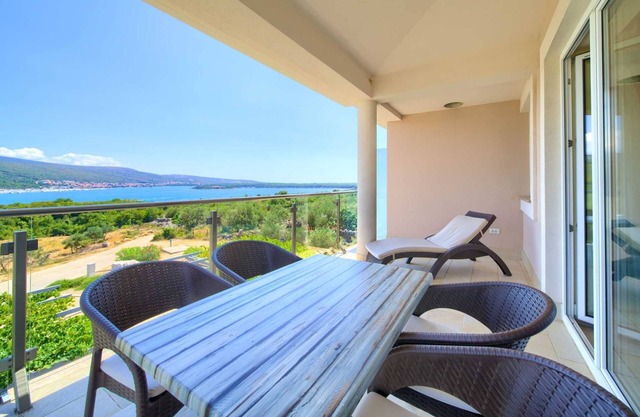 Apartamento ROYAL 2 con piscina y jacuzzi