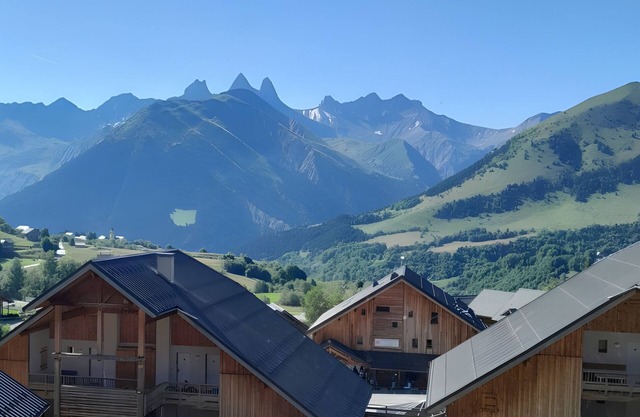 Apartamento 'Saint-jean-d'arves' con vistas a la montaña y balcón