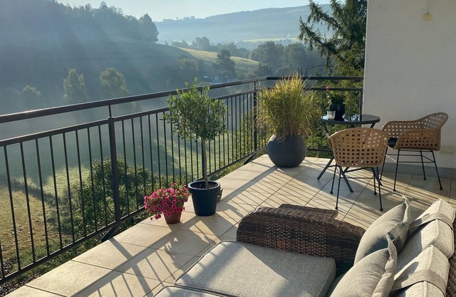 Apartamento 'Schmallenberger MauerBlümchen' con terraza privada y wifi