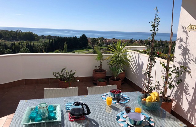 Apartamento con vistas al mar, golf y montaña, a 400 m del mar