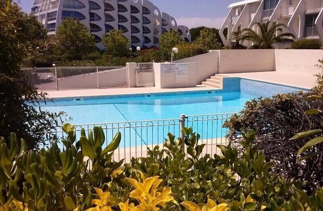 T2 en residencia con piscina Jardín de tierra