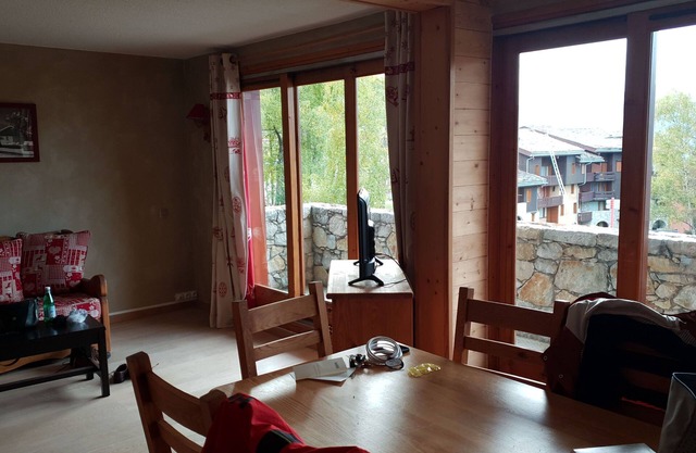 Apartment sleeps 6 on the slopes and close to shops !!!