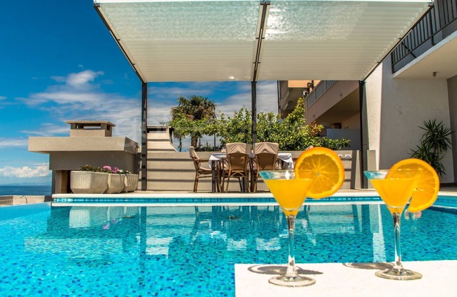 Makarska ★ Value4Money ★ PrivatePool ID: Stanley