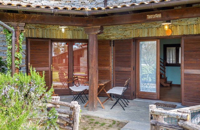 Apartamento 'Tramontana' con piscina compartida, terraza privada y aire acondicionado